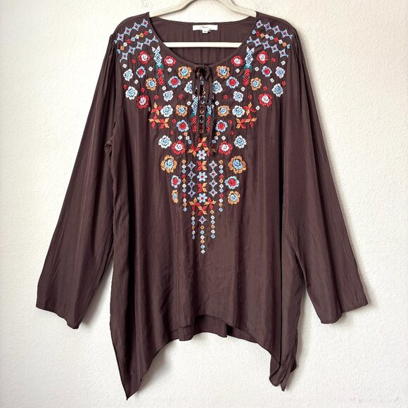 ANDREE BY UNIT Tops - Andree by UNIT 1X Floral Embroidered Longline Sharkbite Hem Blouse Top